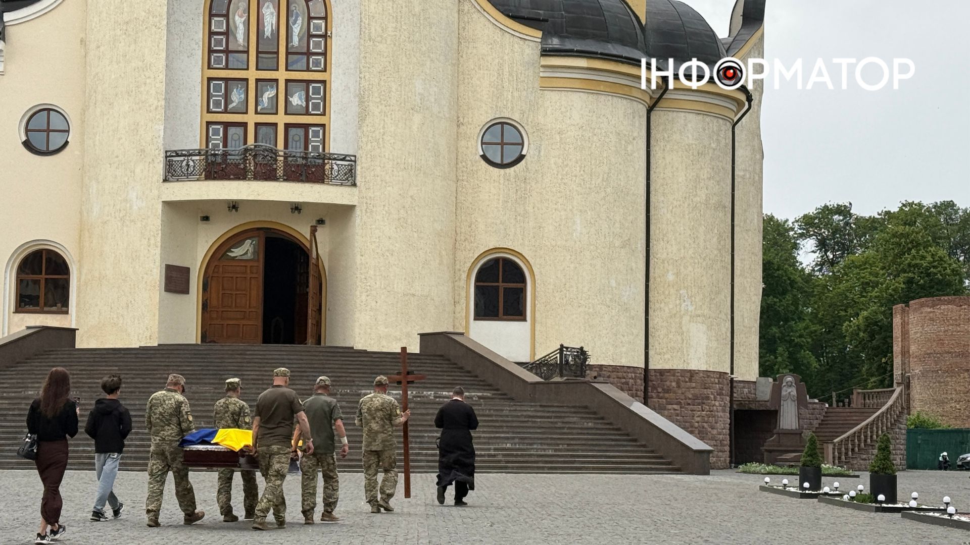 До Коломиї "на щиті" повернувся захисник Євген Морозов 7