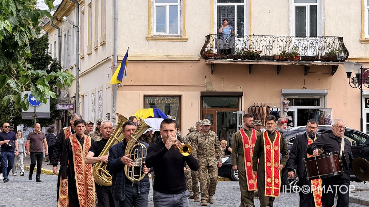 На вічний спочинок у Коломиї провели Героя Євгена Морозова 12