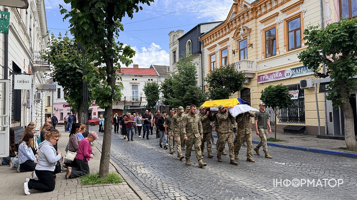 На вічний спочинок у Коломиї провели Героя Євгена Морозова 11