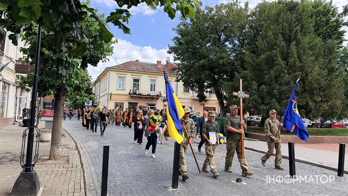 На вічний спочинок у Коломиї провели Героя Євгена Морозова 13