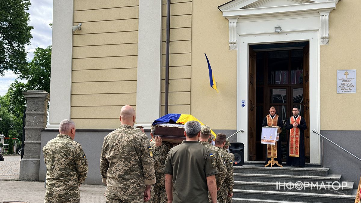 На вічний спочинок у Коломиї провели Героя Євгена Морозова 16