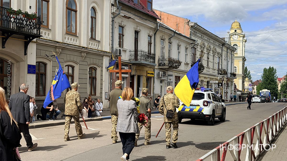 На вічний спочинок у Коломиї провели Героя Євгена Морозова 15