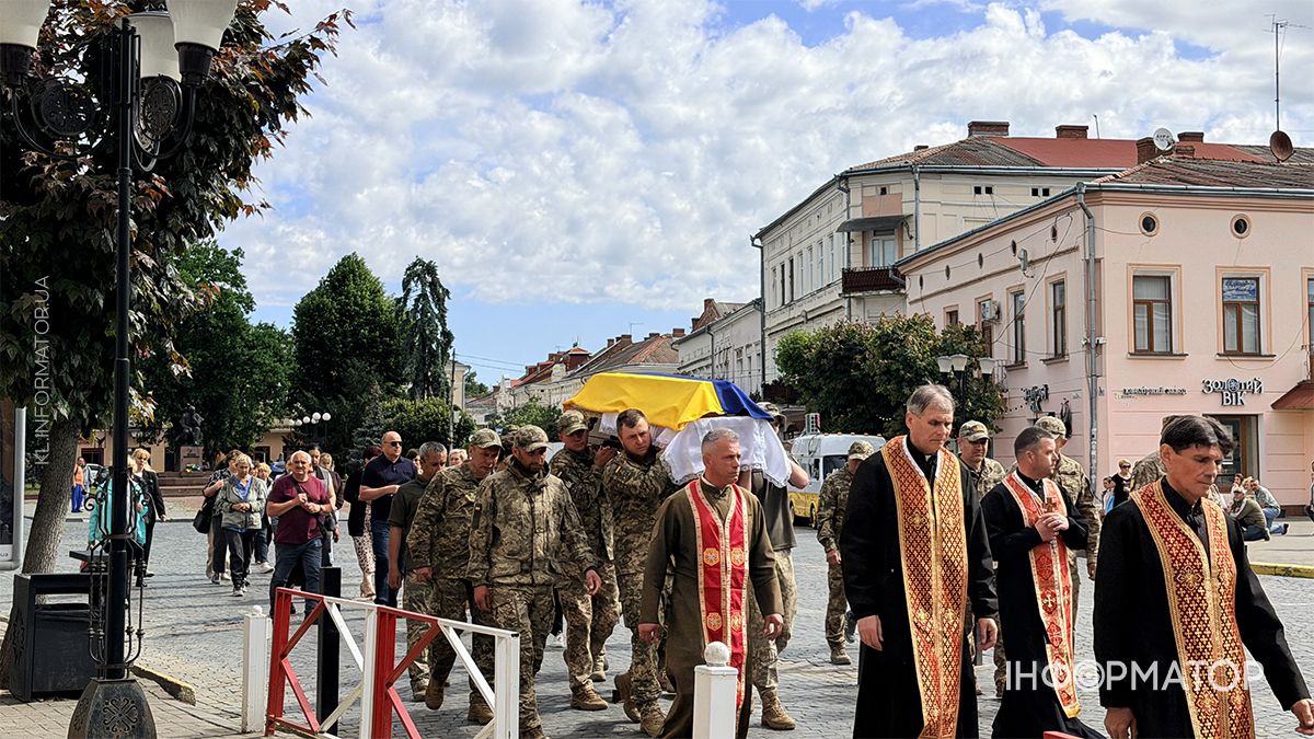 На вічний спочинок у Коломиї провели Героя Євгена Морозова 14