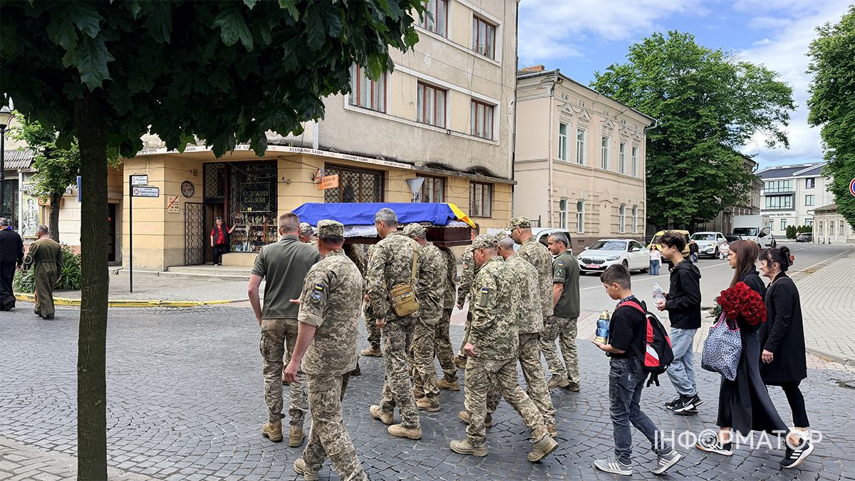На вічний спочинок у Коломиї провели Героя Євгена Морозова 8