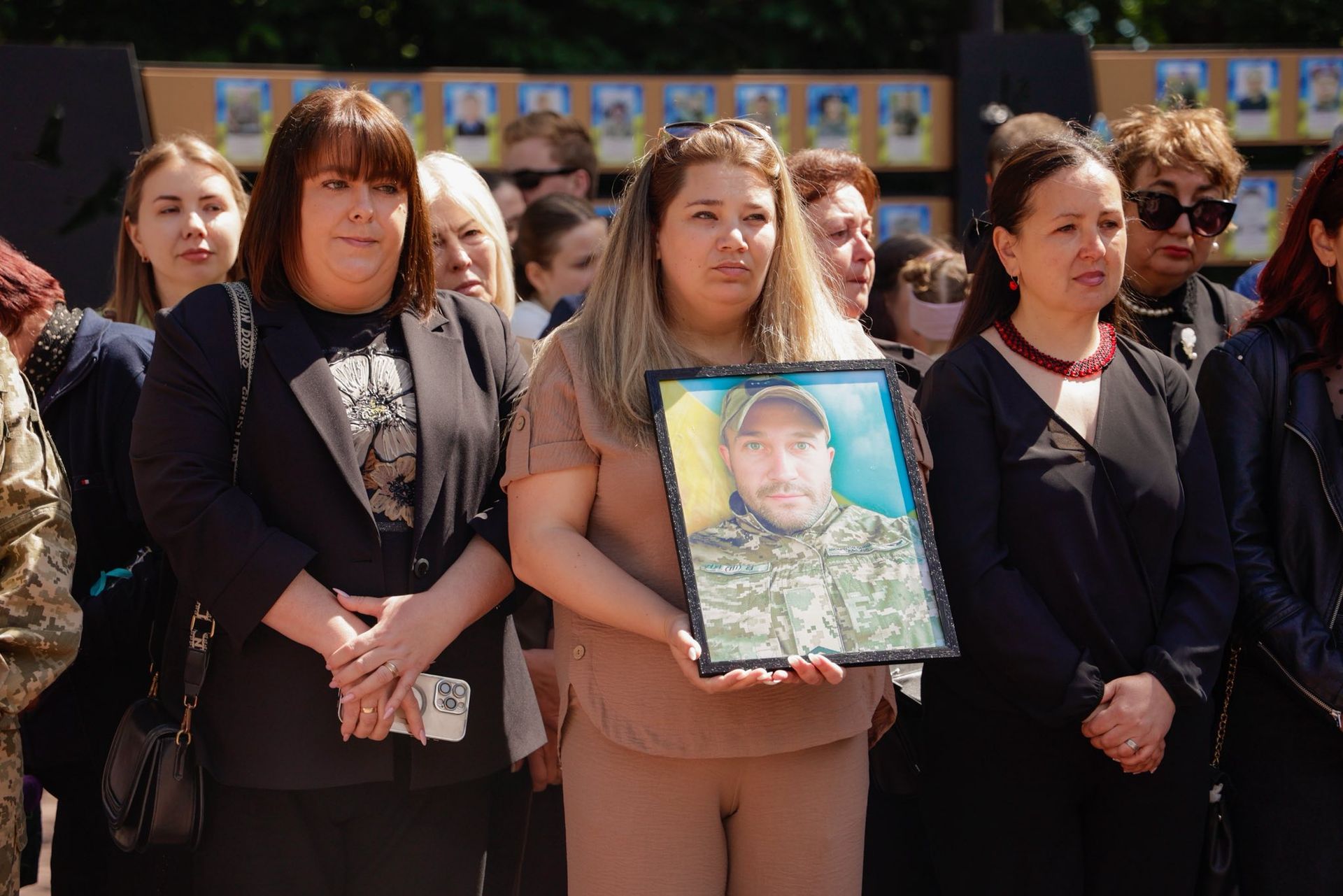 Дзвін памʼяті: на Прикарпатті родинам полеглих військовослужбовців вручили державні нагороди 1