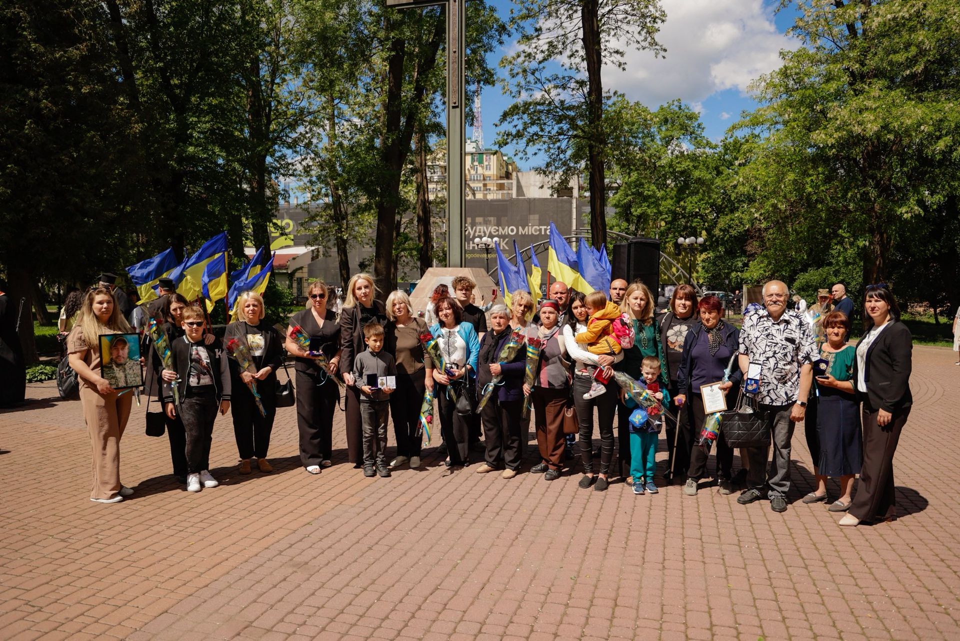 Дзвін памʼяті: на Прикарпатті родинам полеглих військовослужбовців вручили державні нагороди 11
