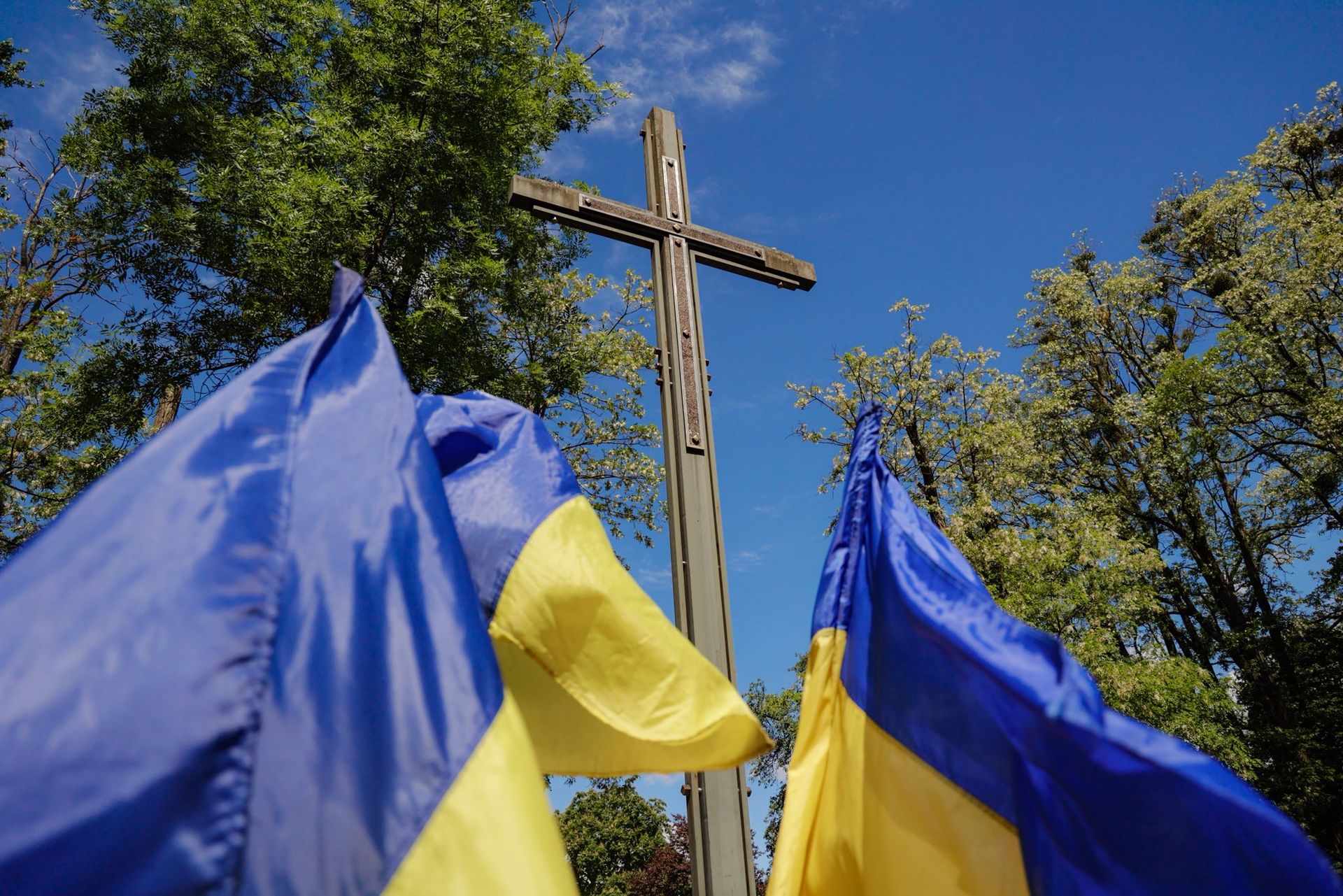 Дзвін памʼяті: на Прикарпатті родинам полеглих військовослужбовців вручили державні нагороди 14