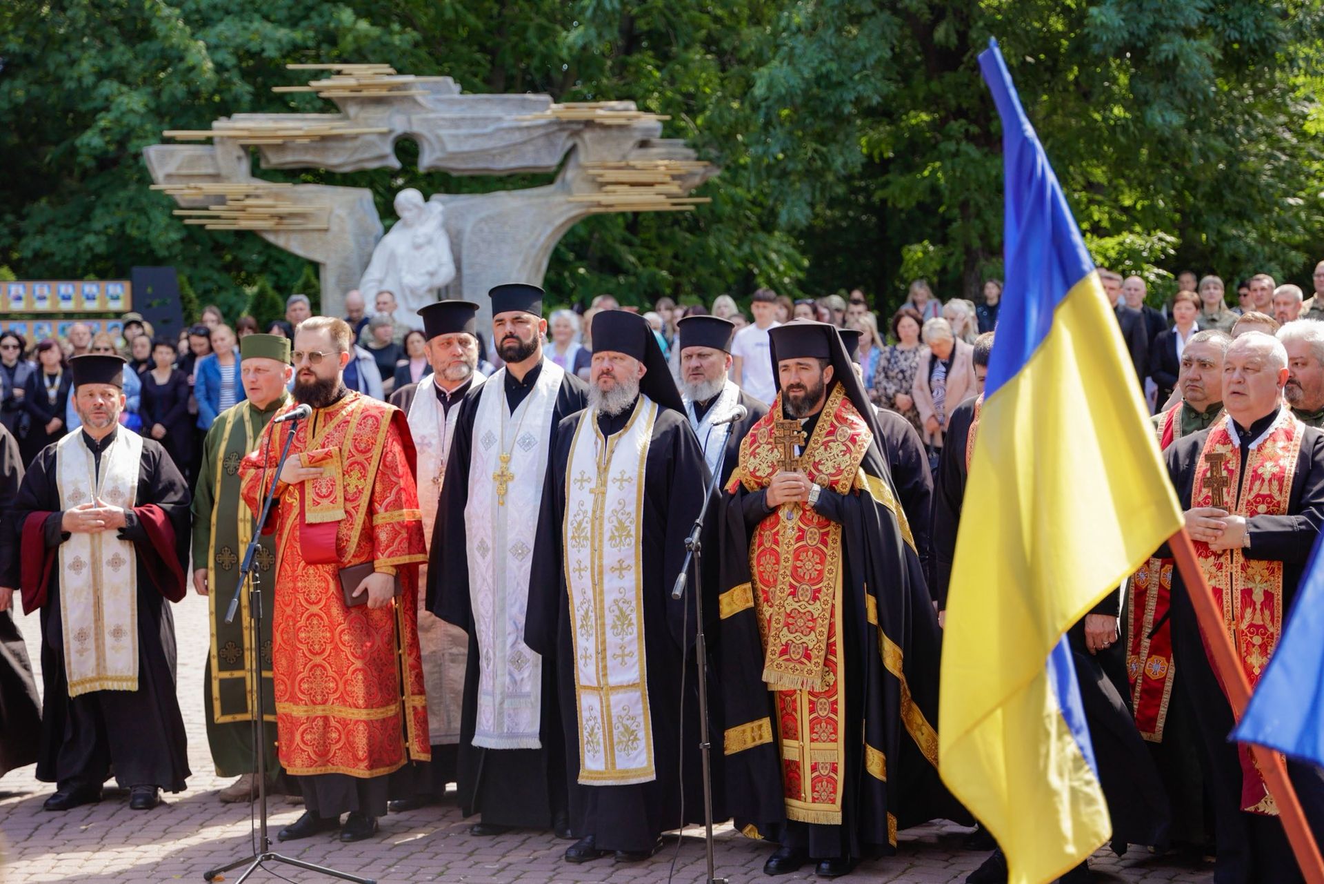 Дзвін памʼяті: на Прикарпатті родинам полеглих військовослужбовців вручили державні нагороди 15