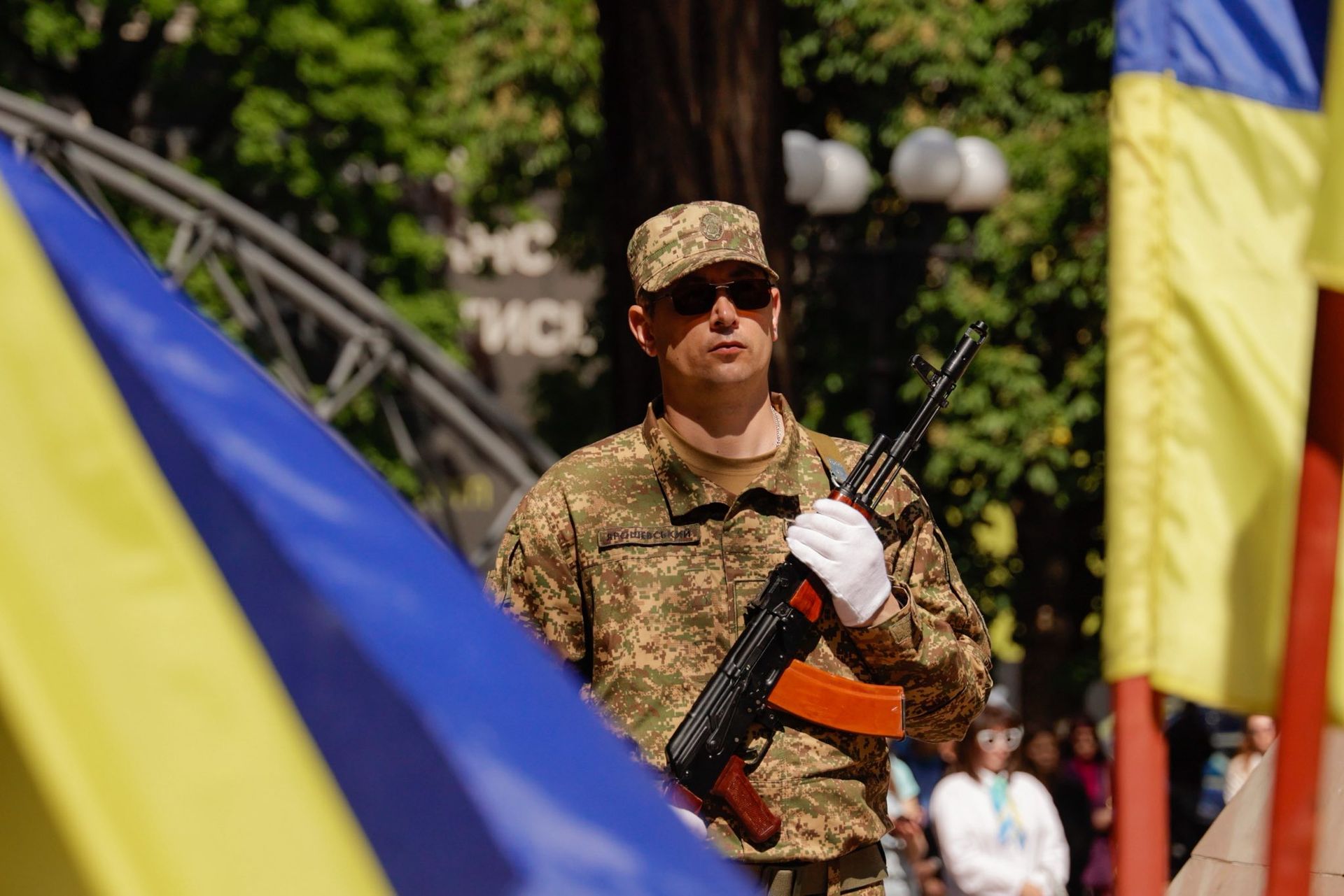 Дзвін памʼяті: на Прикарпатті родинам полеглих військовослужбовців вручили державні нагороди 16