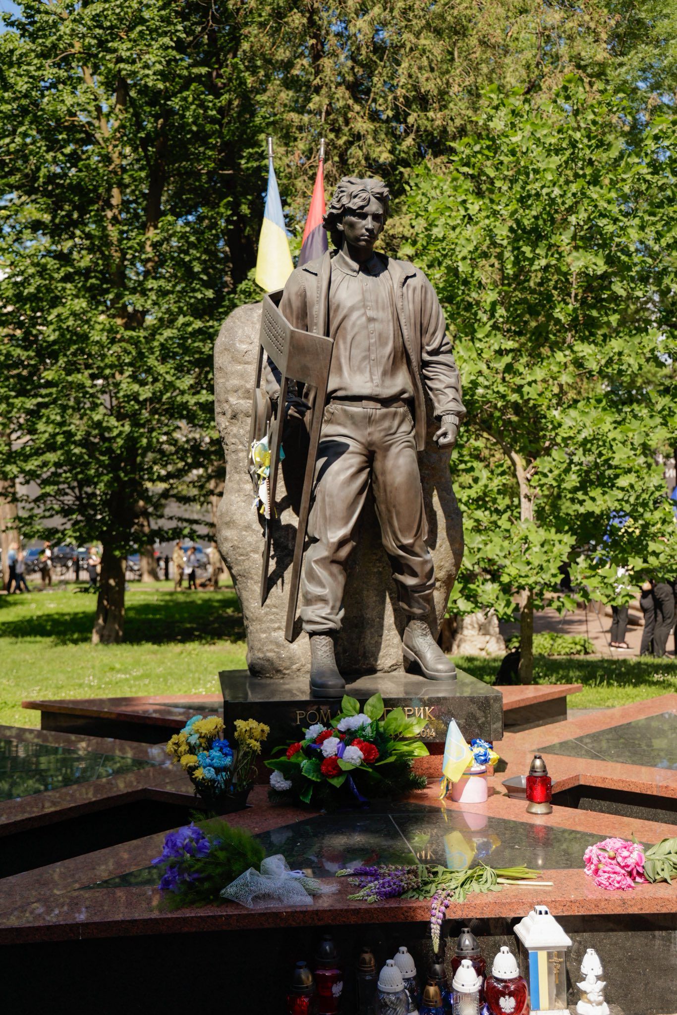 Дзвін памʼяті: на Прикарпатті родинам полеглих військовослужбовців вручили державні нагороди 18