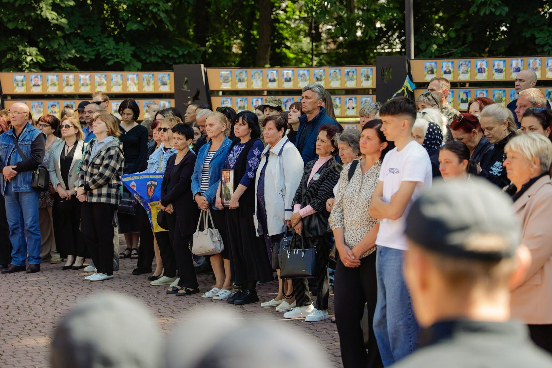 Дзвін памʼяті: на Прикарпатті родинам полеглих військовослужбовців вручили державні нагороди 19