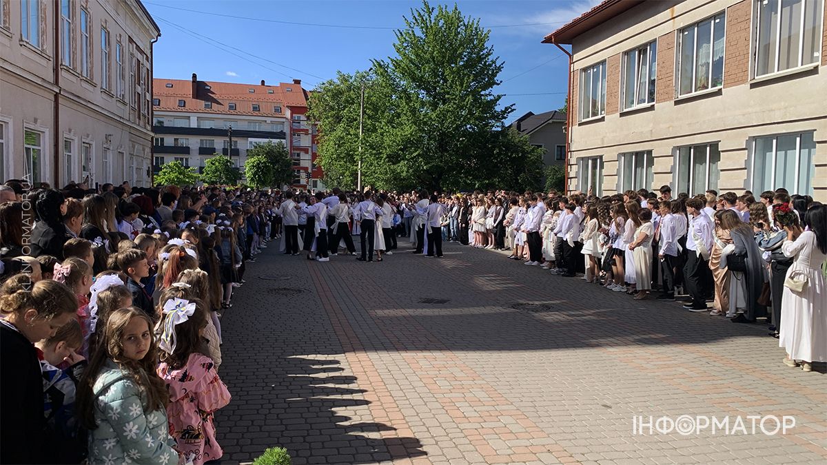 У Коломиї для школярів пролунав останній дзвінок: як минуло свято у ліцеї №5 2