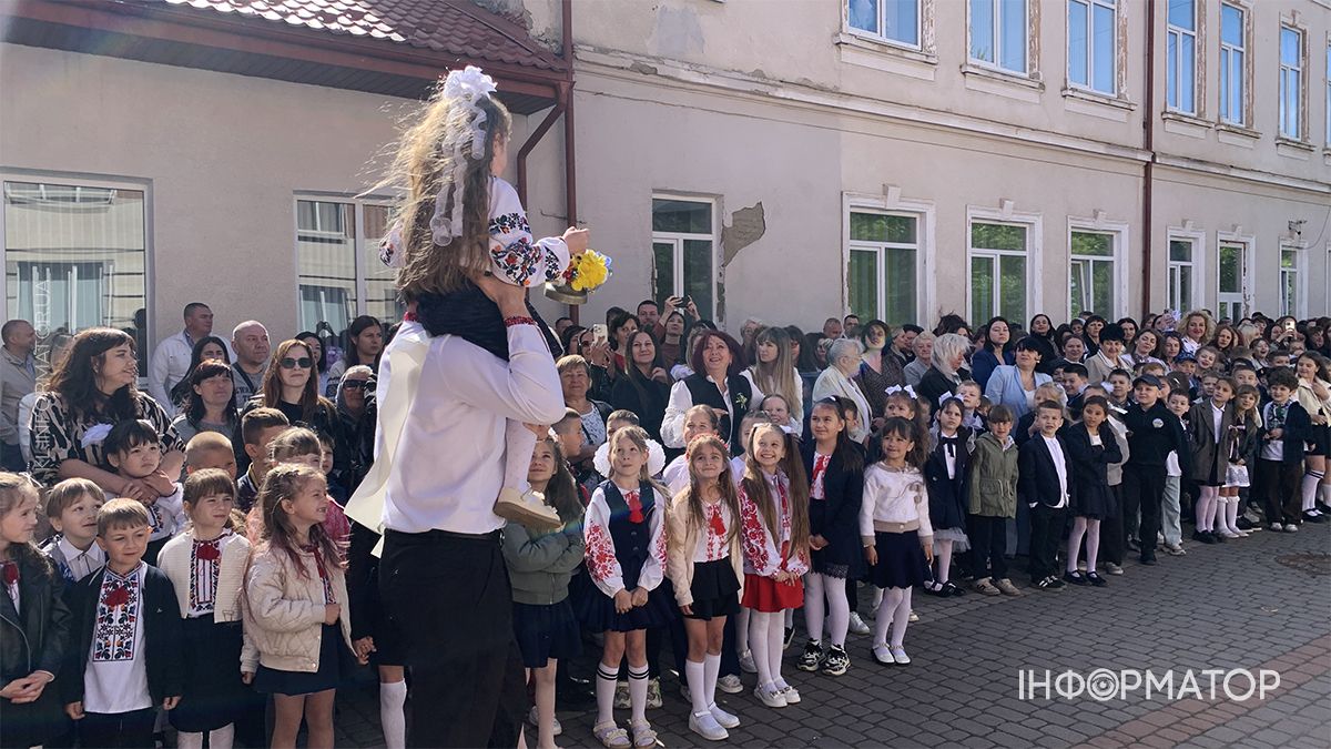 У Коломиї для школярів пролунав останній дзвінок: як минуло свято у ліцеї №5 15