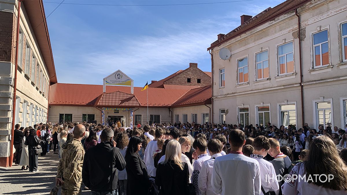 У Коломиї для школярів пролунав останній дзвінок: як минуло свято у ліцеї №5 1