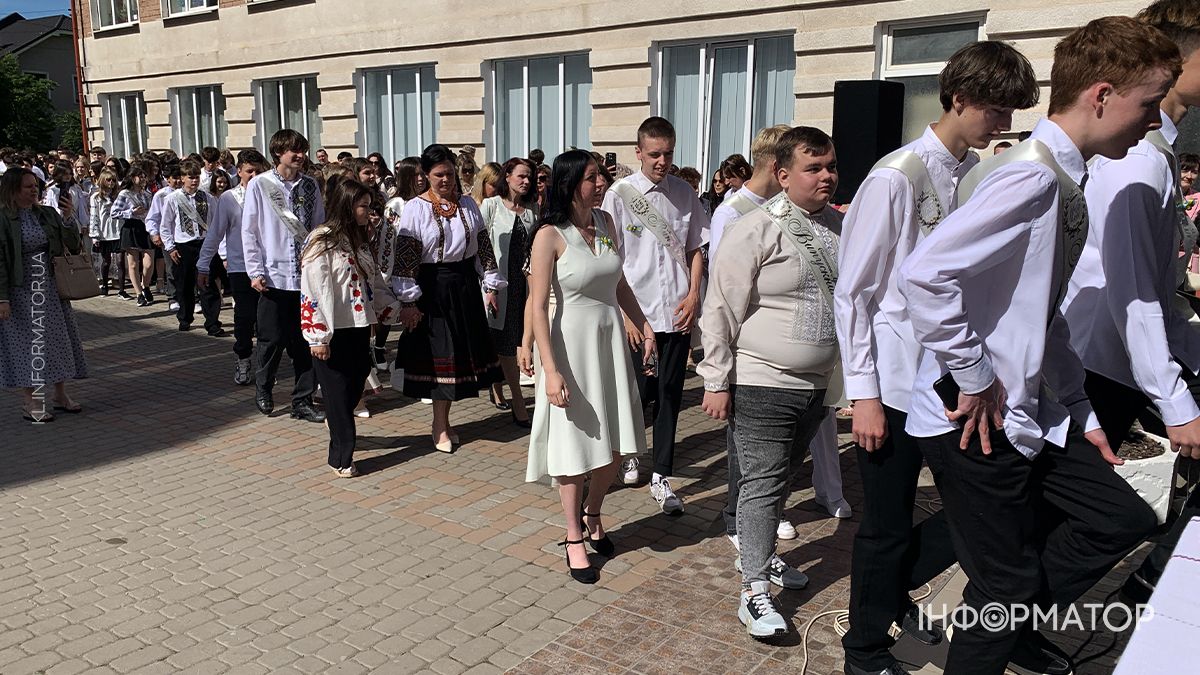 У Коломиї для школярів пролунав останній дзвінок: як минуло свято у ліцеї №5 12