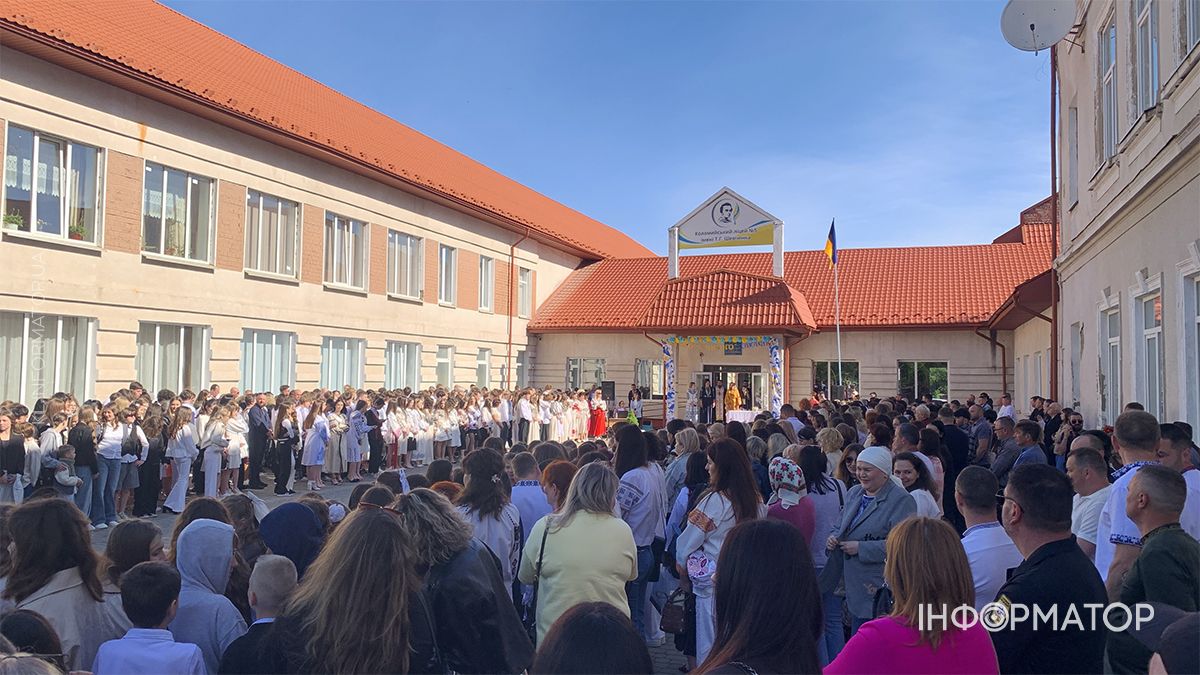 У Коломиї для школярів пролунав останній дзвінок: як минуло свято у ліцеї №5 5