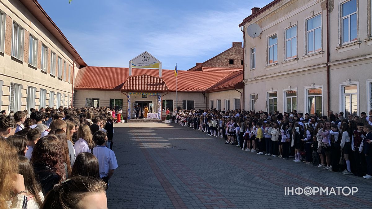 У Коломиї для школярів пролунав останній дзвінок: як минуло свято у ліцеї №5 6