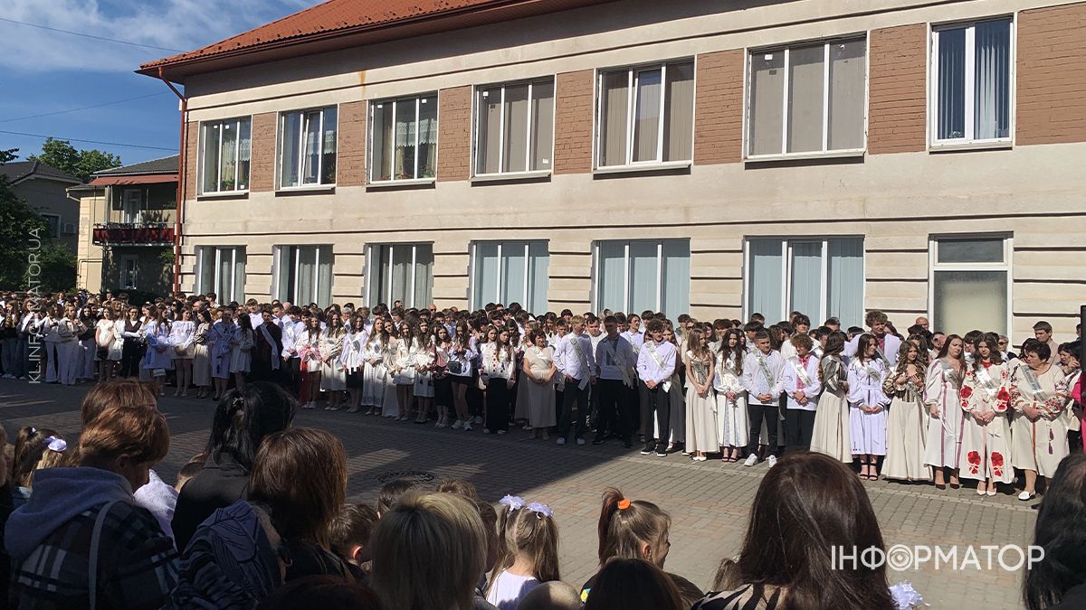 У Коломиї для школярів пролунав останній дзвінок: як минуло свято у ліцеї №5 4