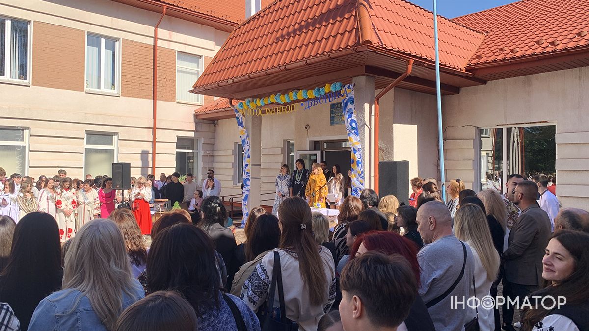 У Коломиї для школярів пролунав останній дзвінок: як минуло свято у ліцеї №5 3