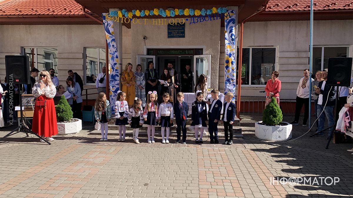 У Коломиї для школярів пролунав останній дзвінок: як минуло свято у ліцеї №5 9