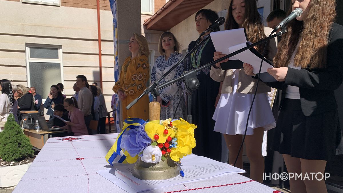 У Коломиї для школярів пролунав останній дзвінок: як минуло свято у ліцеї №5 13