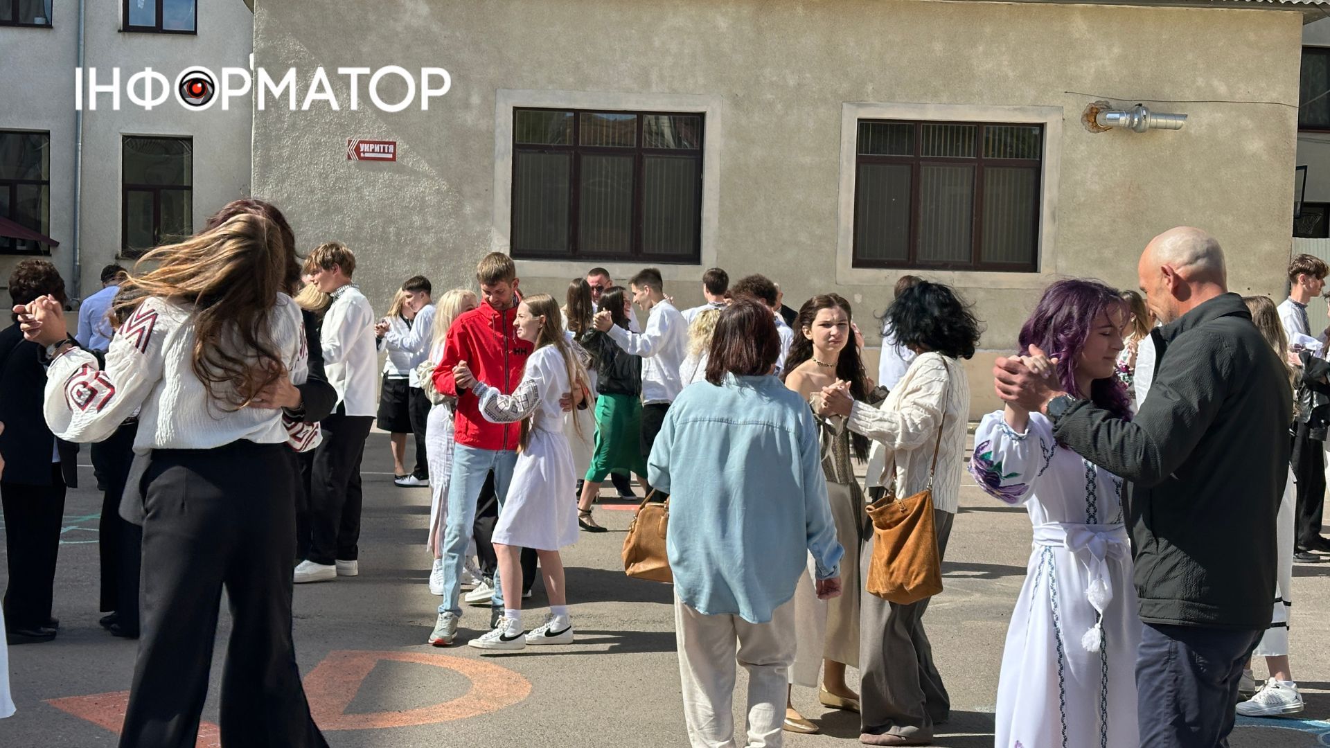 У Коломийському ліцеї №9 відзначили свято останнього дзвоника 12