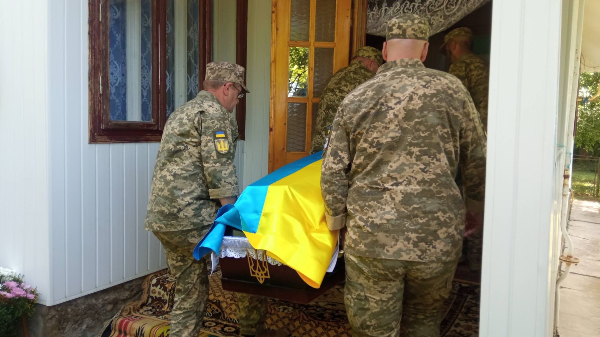 У Пʼядицькій громаді зустріли скорботний кортеж померлого воїна Руслана Івасютина 4