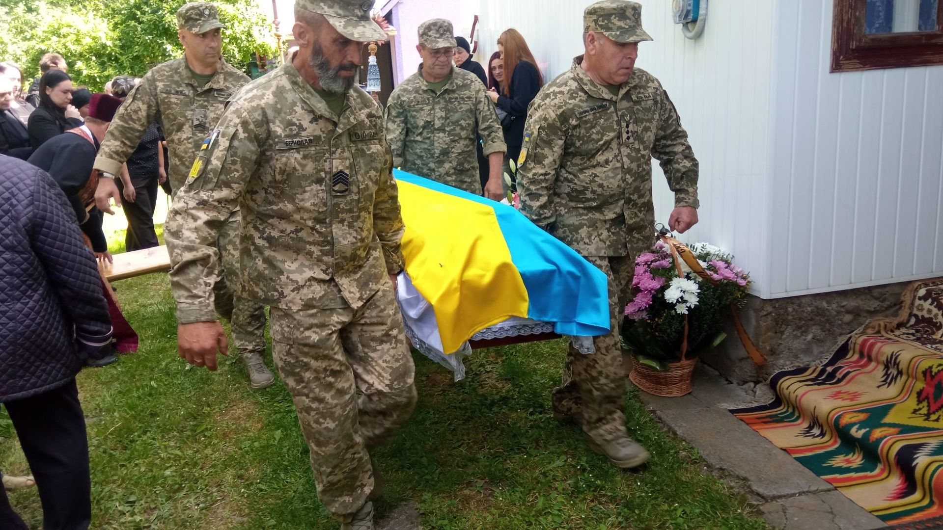 У Пʼядицькій громаді зустріли скорботний кортеж померлого воїна Руслана Івасютина 5
