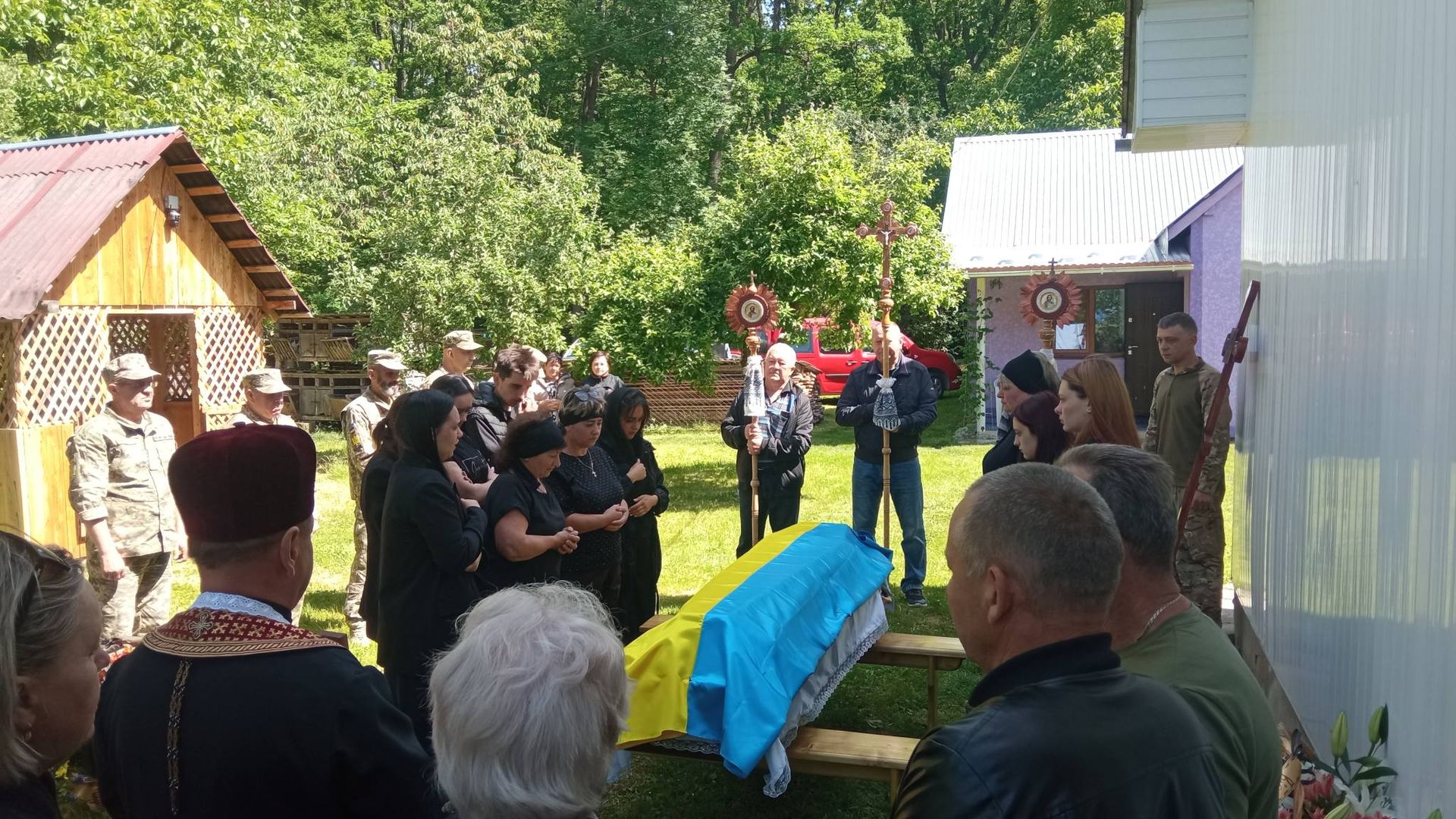 У Пʼядицькій громаді зустріли скорботний кортеж померлого воїна Руслана Івасютина 7