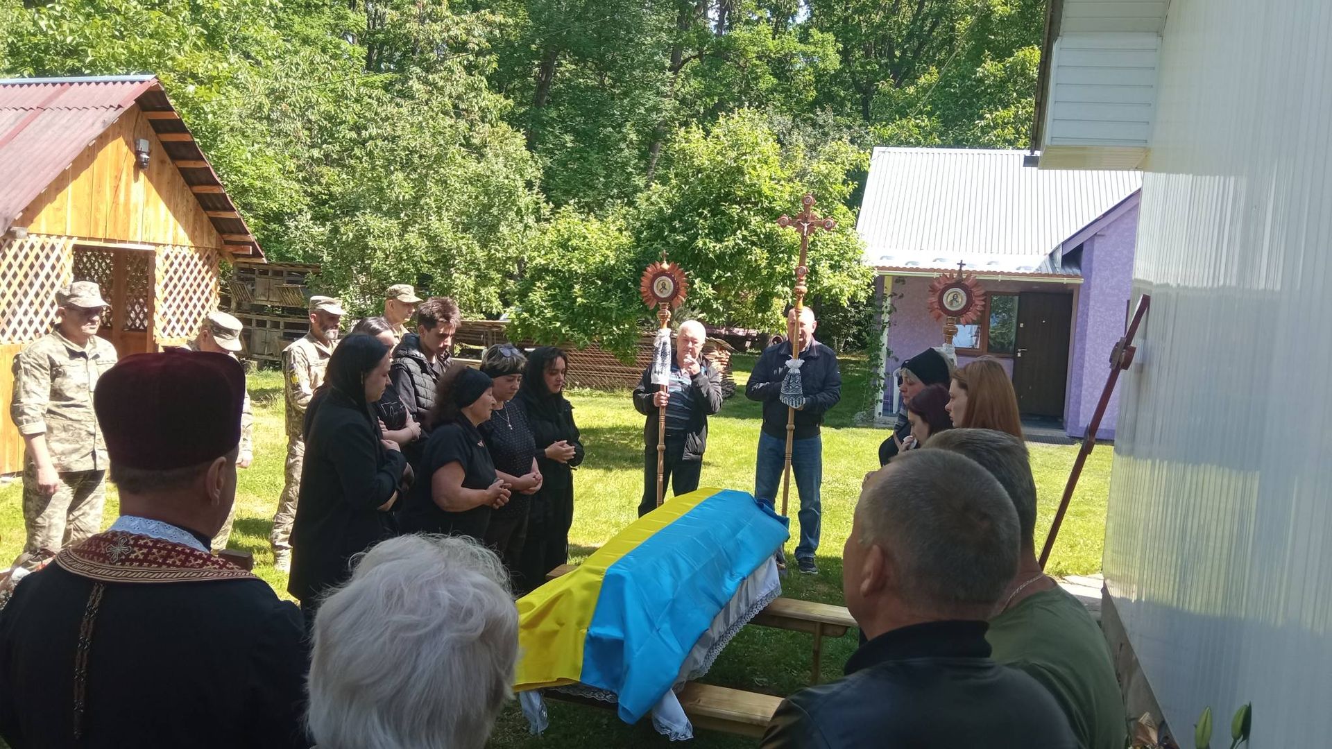 У Пʼядицькій громаді зустріли скорботний кортеж померлого воїна Руслана Івасютина 9