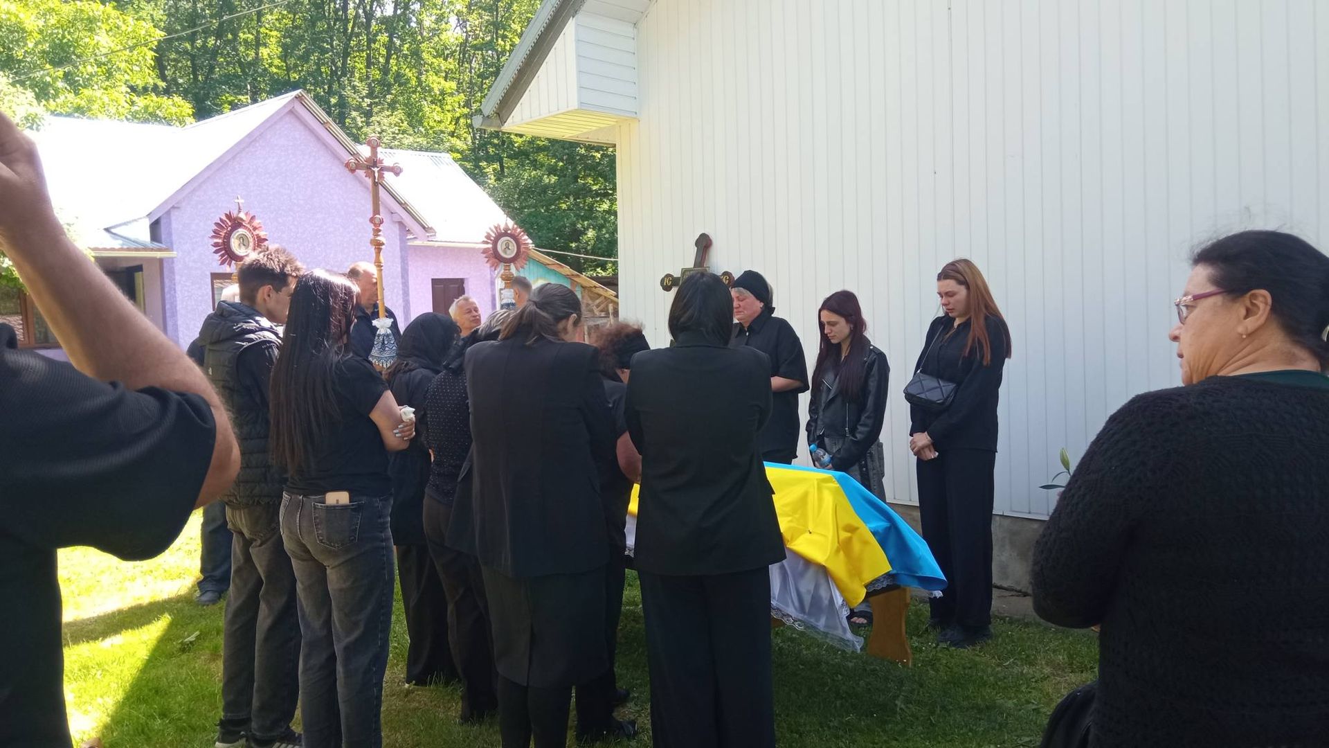 У Пʼядицькій громаді зустріли скорботний кортеж померлого воїна Руслана Івасютина 10