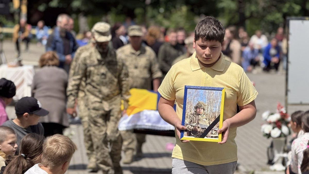 В Отинії на "щиті" зустріли загиблого Героя  Валентина Петришака 1