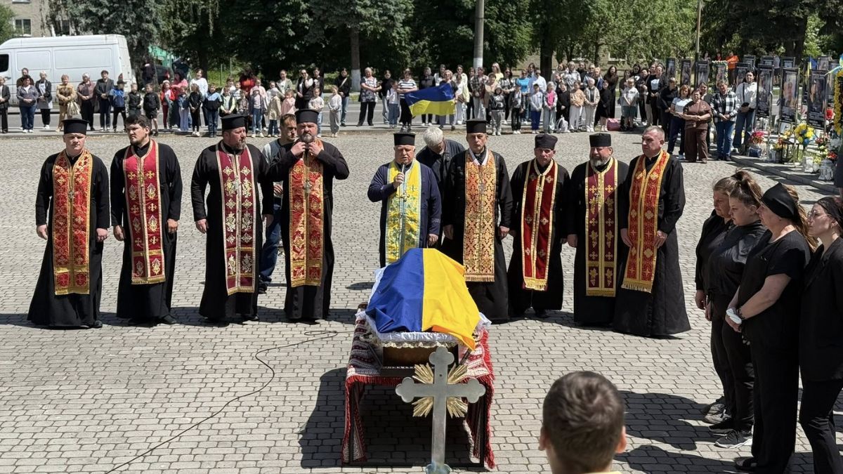 В Отинії на "щиті" зустріли загиблого Героя  Валентина Петришака 2
