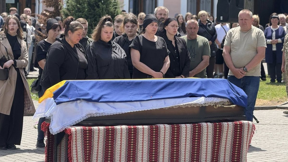 В Отинії на "щиті" зустріли загиблого Героя  Валентина Петришака 3