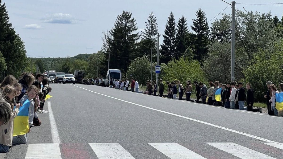 В Отинії на "щиті" зустріли загиблого Героя  Валентина Петришака 4