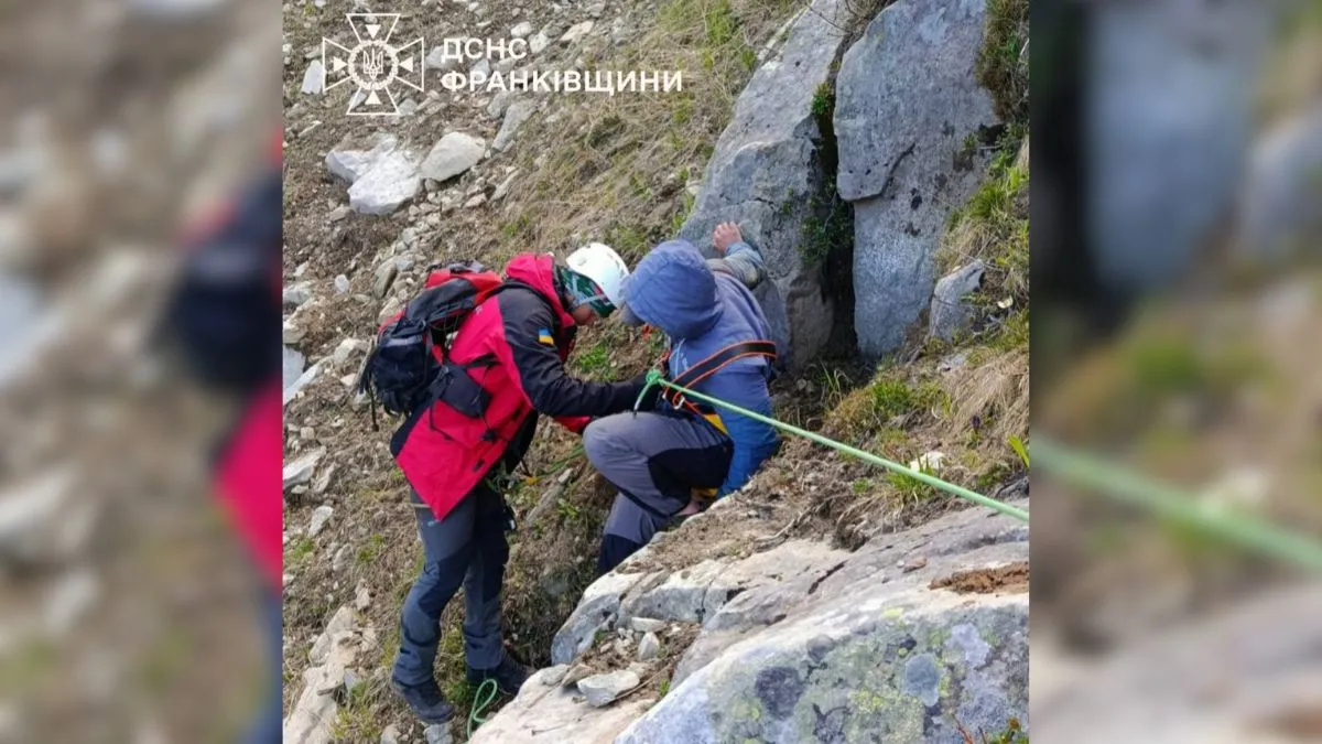 Тричі за день рятувальники допомагали туристам у Карпатах