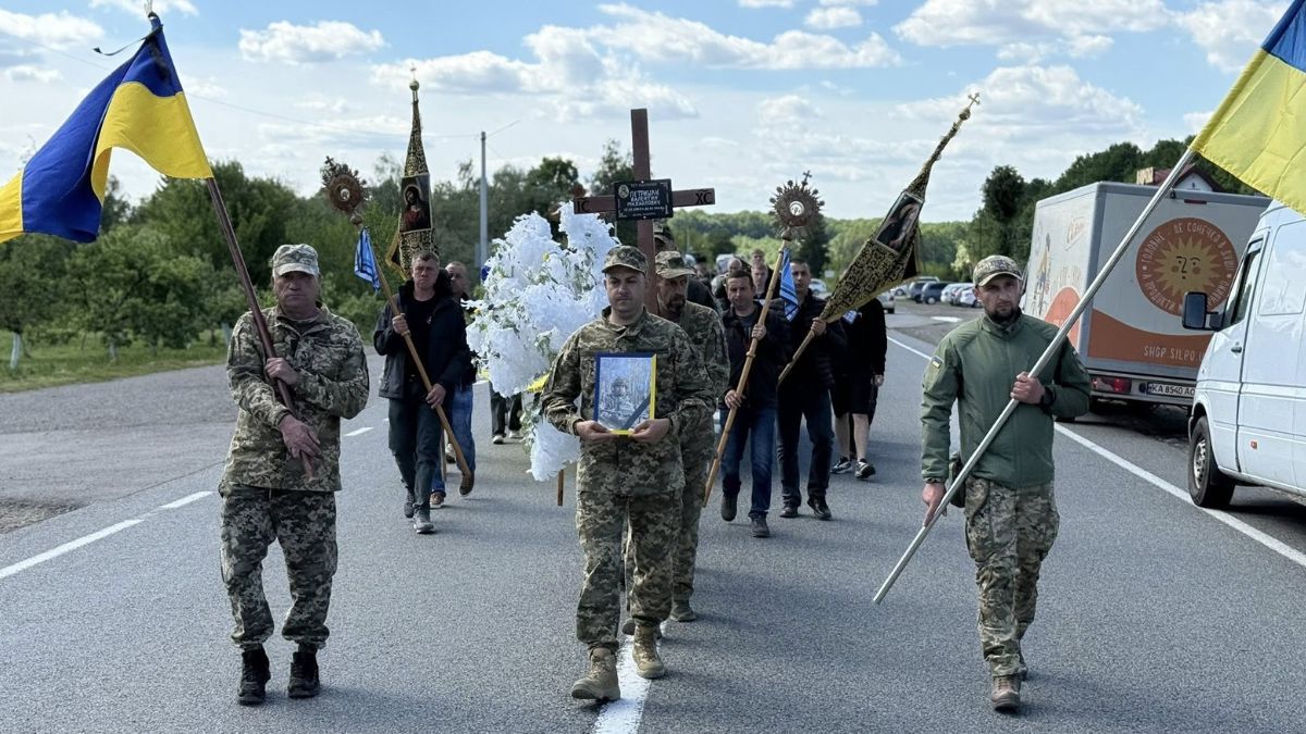 Отинійська громада провела в останню путь полеглого Героя Валентина Петришака