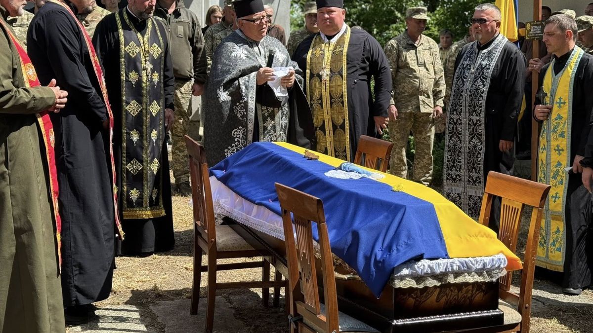 Отинійська громада провела в останню путь полеглого Героя Валентина Петришака 1