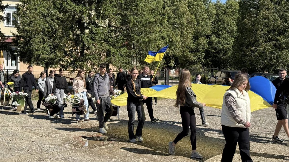 Отинійська громада провела в останню путь полеглого Героя Валентина Петришака 2