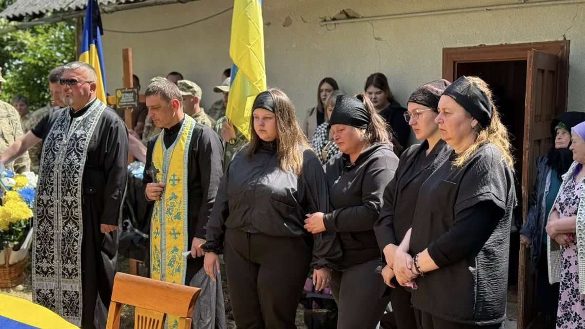 Отинійська громада провела в останню путь полеглого Героя Валентина Петришака 3
