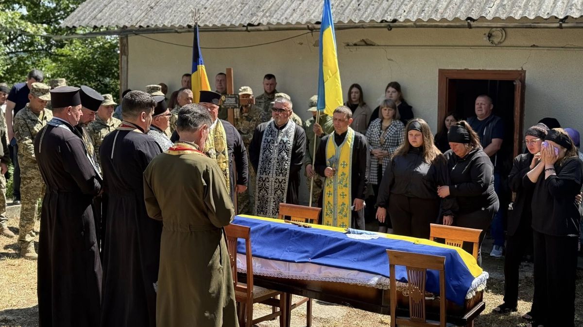 Отинійська громада провела в останню путь полеглого Героя Валентина Петришака 4