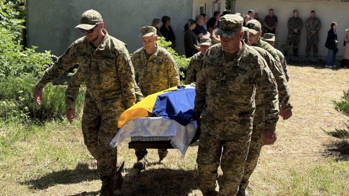 Отинійська громада провела в останню путь полеглого Героя Валентина Петришака 5