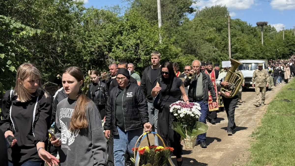 Отинійська громада провела в останню путь полеглого Героя Валентина Петришака 6