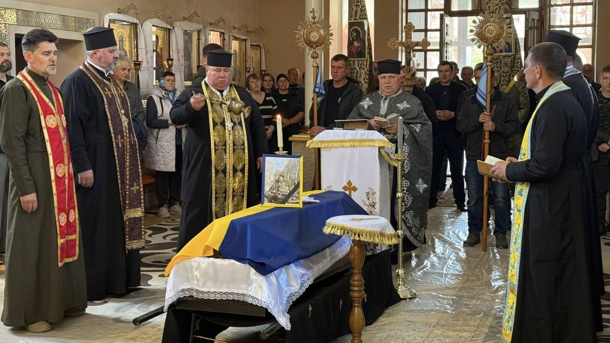 Отинійська громада провела в останню путь полеглого Героя Валентина Петришака 7