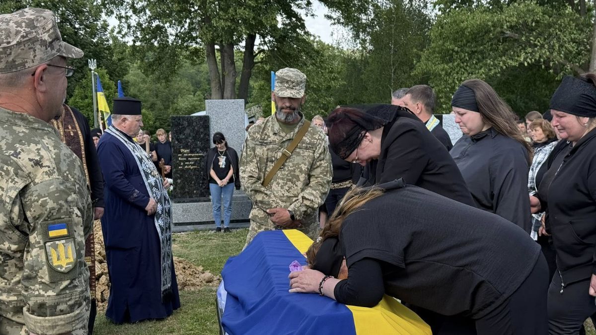 Отинійська громада провела в останню путь полеглого Героя Валентина Петришака 8