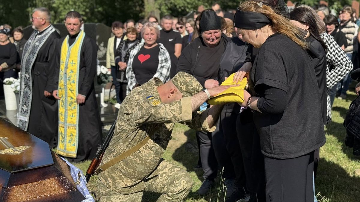 Отинійська громада провела в останню путь полеглого Героя Валентина Петришака 9