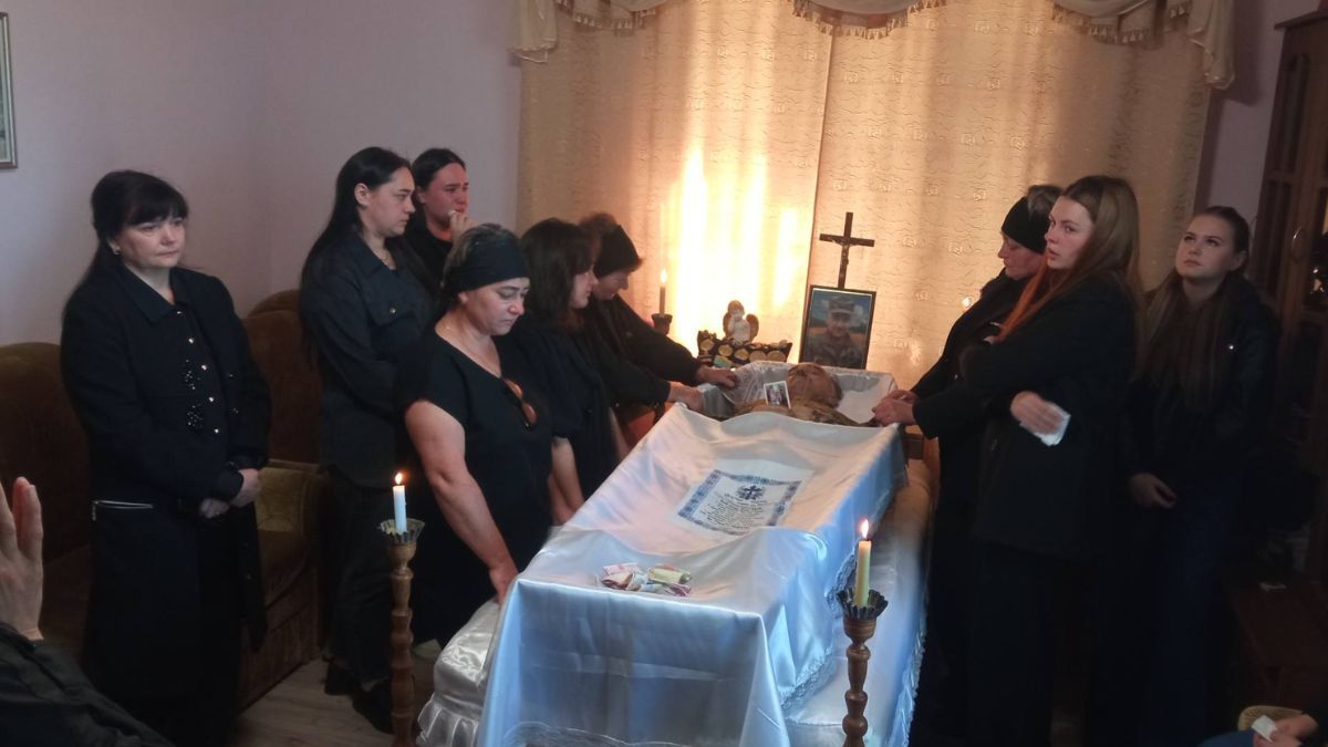 На вічний спочинок у Великій Кам'янці провели захисника Руслана Івасютина 4