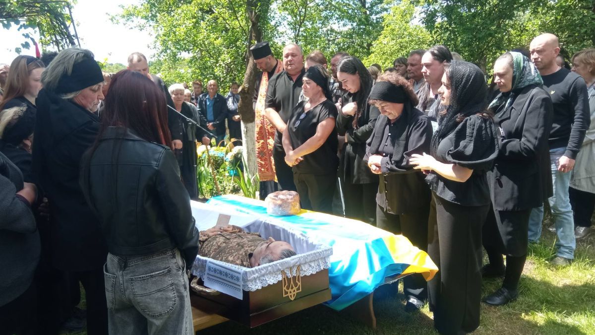 На вічний спочинок у Великій Кам'янці провели захисника Руслана Івасютина 3