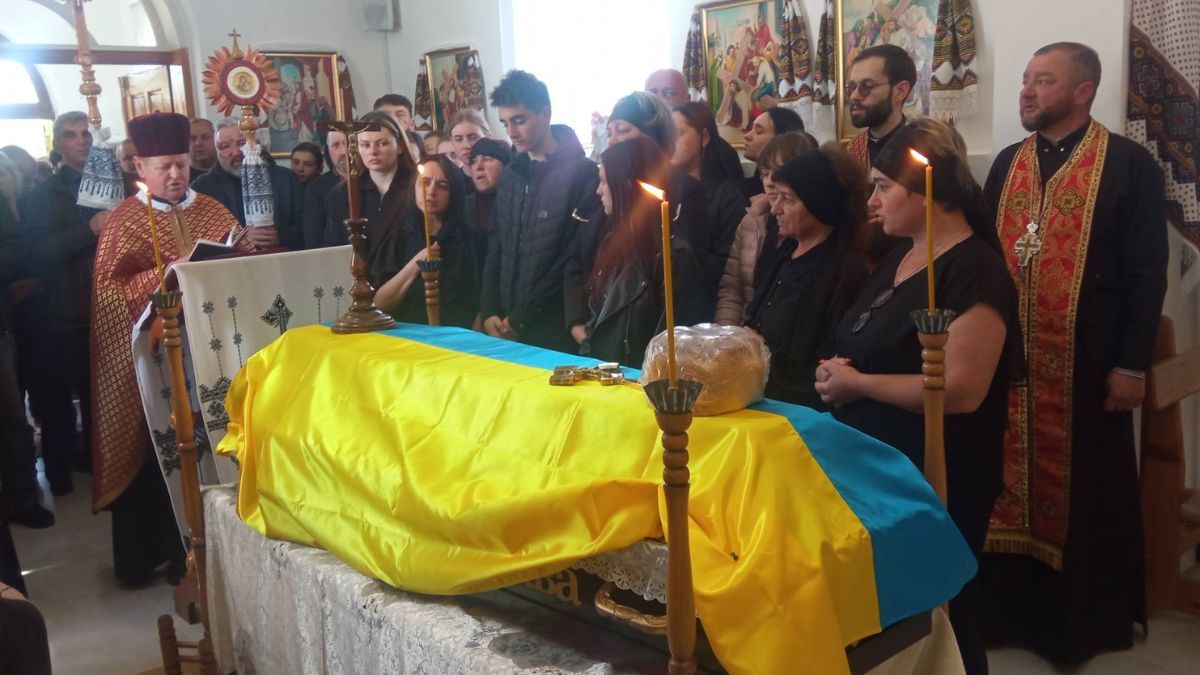 На вічний спочинок у Великій Кам'янці провели захисника Руслана Івасютина 5