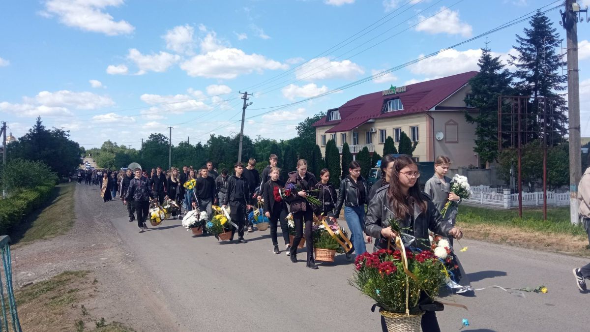 На вічний спочинок у Великій Кам'янці провели захисника Руслана Івасютина 2